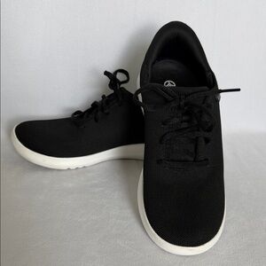 Kizik Madrid Eco Knit Athletic Sneaker Size Women's 7.5 Men's 6 Wide Black White